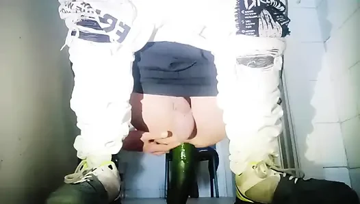 Genç bir eşcinsel adam, terk edilmiş bir banyoda anal zevk buluyor.