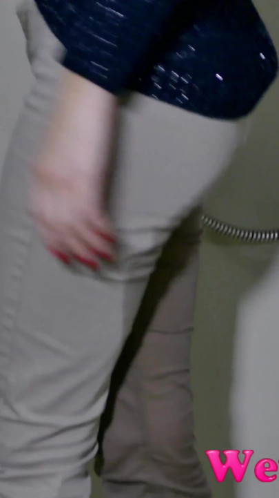 Botón de jeans atascado, ella tiene que orinar en sus pantalones