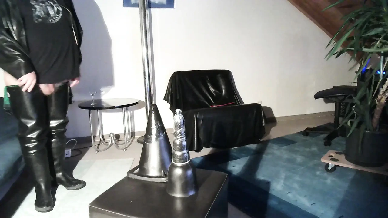 perv cumslut latexbessy riding big dildo and swallow