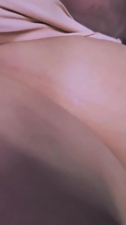 Saat-saat yang menakjubkan dari "orang asing yang sange meluncurkan kontol kerasnya ke dalam celana dalam pink cewek hot di dalam bus India"
