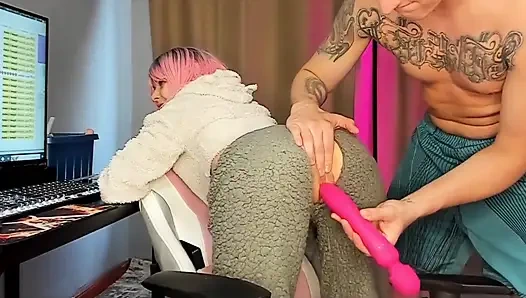 Er riss meine schlafanzughose aus und fickte mich im doggystyle, während wir pornos anguckten