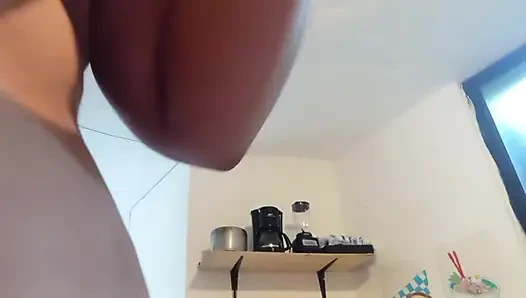Fette milf in der nackten küche zeigt titten