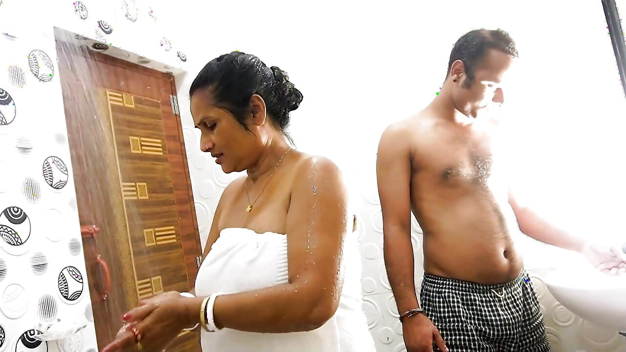 Desi Bhabi se koupe v koupelně a její manžel se nekontroluje a šuká v době koupání