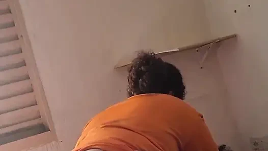 Ibu tiri semok ini sampai mengerang keenakan