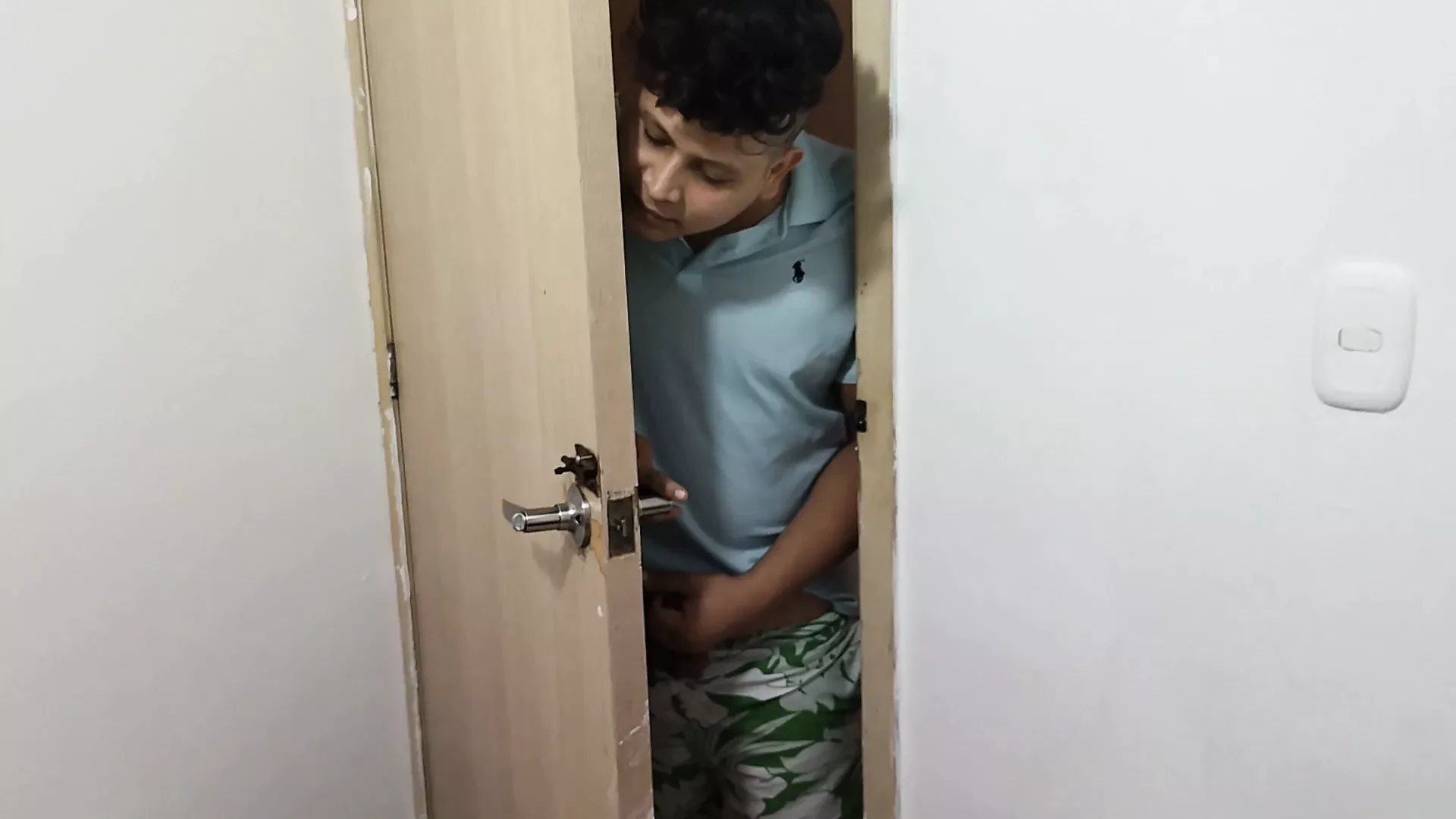 我发现我的继兄弟在我很热的时候监视我（第 1 部分）
