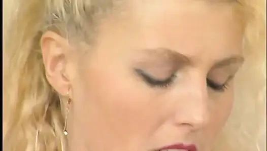 Tante seksi rambut pirang dengan stoking seksi lagi asik masturbasi sambil pamer toket besarnya