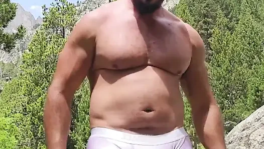 Zor bir iz buldum, terliyorum ve çok azgınım