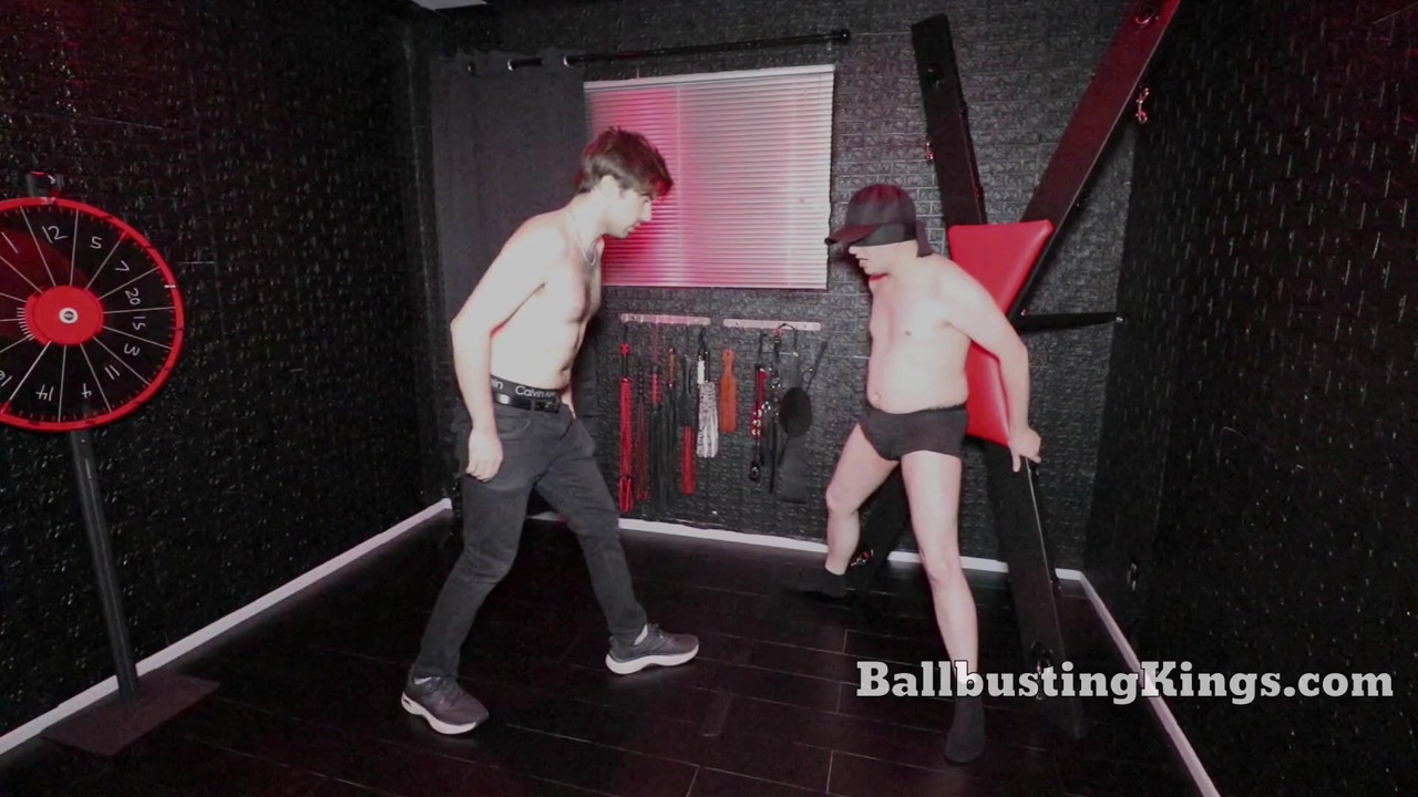 Tirando a roupa e chutando