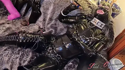 Slut-orgasma celeste dengan fetish merokok lateks hitam dan berbicara lembut dalam bahasa Jerman
