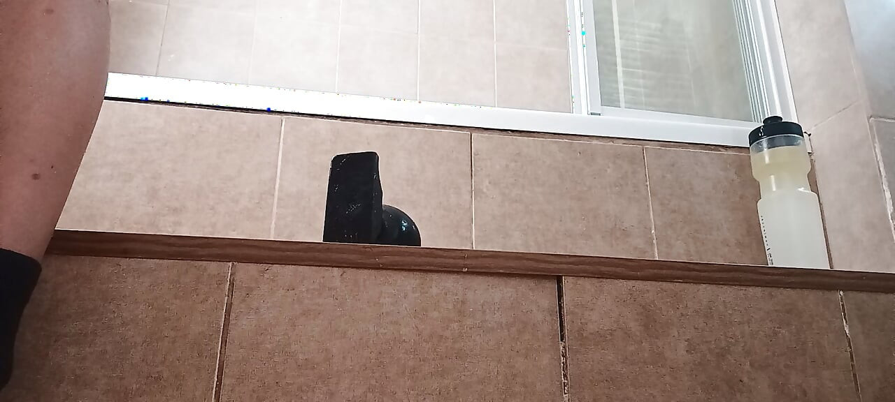 Ο βολβός ανθίζει όταν βλέπει το φιλόξενο και ζουμερό μουνί μου να καίγεται από την προσμονή να γεμίσει και να μεγεθυνθεί