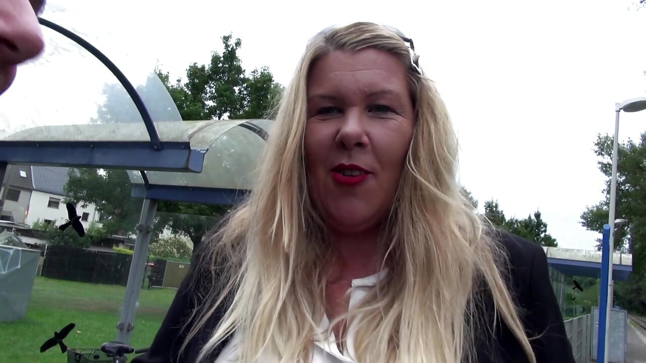 Une belle MILF à gros nichons se fait baiser dans la nature et dans la voiture