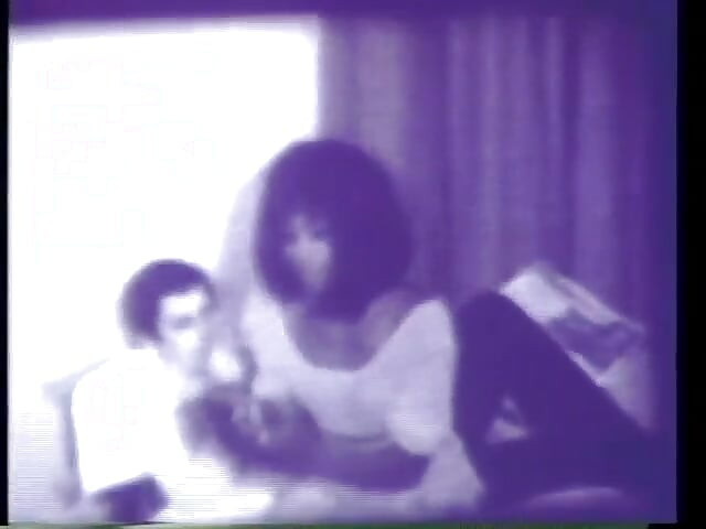 Vintage trójkąt z napaloną czarno-białą mamuśką i dildo strapon (Bez dźwięku, ale muzyki)