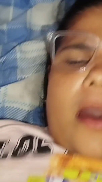 Detik tidak dapat dilupakan dari "jiran saya yang menjijikkan datang dan memancut mani pada tetek saya selepas mengongkek pepek saya. Dia datang untuk bercakap dengan saya"