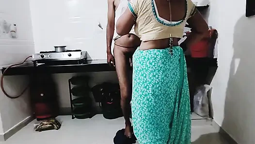 Desi heiße, sexy Schwägerin wird von Dewar in der Küche gefickt