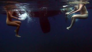 Chicas calientes sumergidas bajo el agua