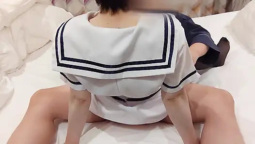 Когда меня толкают вверх снизу как это, это так хорошо, что я не могу сдержать мой голос. Сперма переливается со спины моей киски.