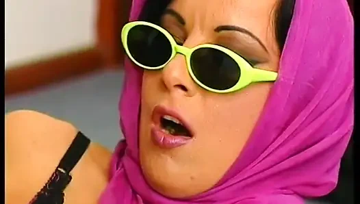 Seksi çoraplı çarpıcı esmer yarak emiyor ve sikiliyor