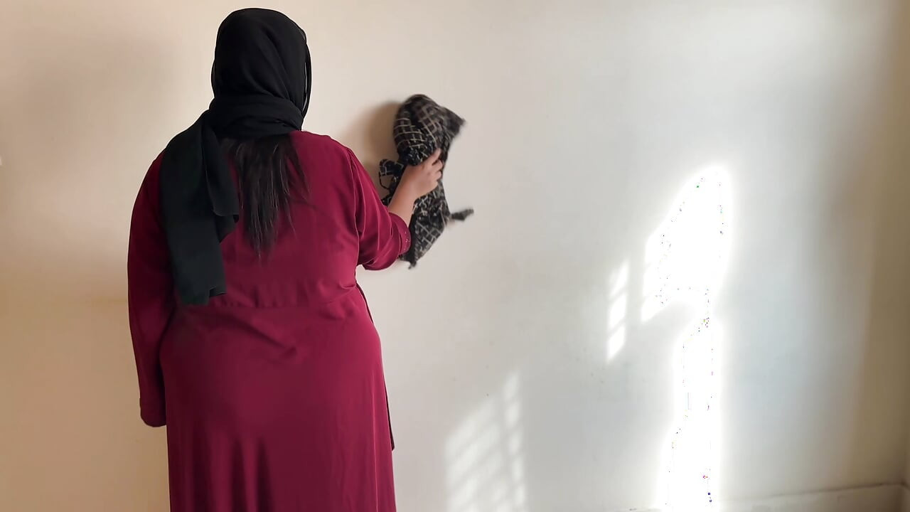 Jebem prelepu sobaricu sa velikim dupetom u Saudijskoj Arabiji kada čisti sobu u krevetu - jebanje u dupe i sperma