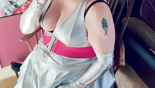 Barbarella Haraç! Tina Snua diz yüksek çizmeler ve eldivenler de dahil olmak üzere gümüş giyinmiş 2 sigara bahşişi içiyor