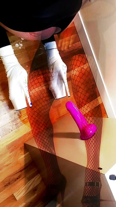 Sissyslut Kandi jebe svoj dildo u Stilletto platformi u visokim potpeticama