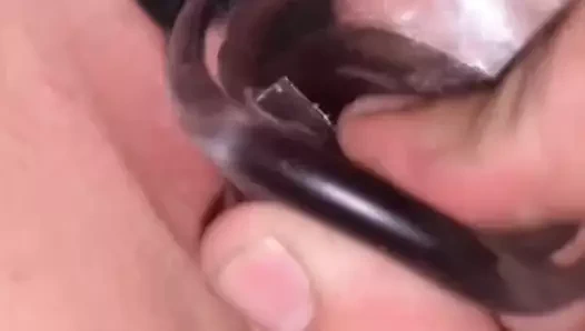 Creamydixielove bermain dengan krim vagina dengan vibrator dan dildo peregangan vagina kecil yang ketat