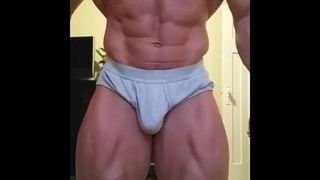 Str8 Bodybuilder biegt sich