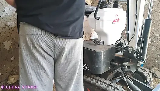Süper ateşli çiftlik müfettişi orta yaşlı seksi kadın sözleşme cezasından kaçınmak için götten sikiliyor