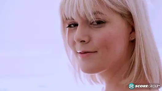 Sabrina Snow, 19 tahun, tampak seperti putri kartun dengan kulit putih