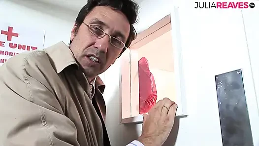 Sevgilisi büyük bir yarakla amını sikerken sarışın göt yalamanın tadını çıkarıyor
