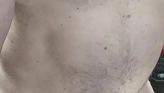 Yalnız erkek el fenerini sikiyor ve dölü kenarda tutuyor