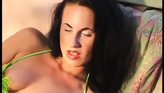 Cewek cantik rambut cokelat lagi asik fingering memeknya di luar ruangan