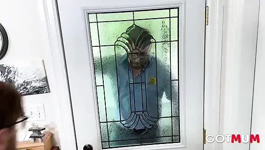 Got mum - eine süße vollbusige milf mit riesigen titten wird von 2 glücklichem typen doppelpenetration und anal