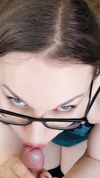 Velkolepý okamžik od "německá nerd teen Addaire dává intenzivní POV kouření po vysoké škole"