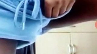 Napalona dziewczyna robi seks kamerze