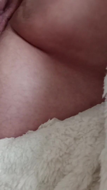 Okouzlující okamžik z "Krémová bbw stříká pomocí nové skleněné hračky"