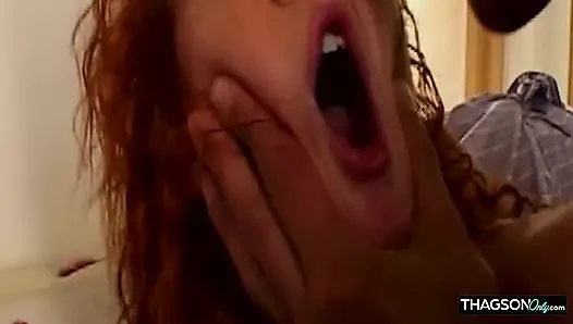 Büyük zenci yarağı gırtlağına kadar öğürüyor drool fest - ahegao sürtük her yere sızdırıyor