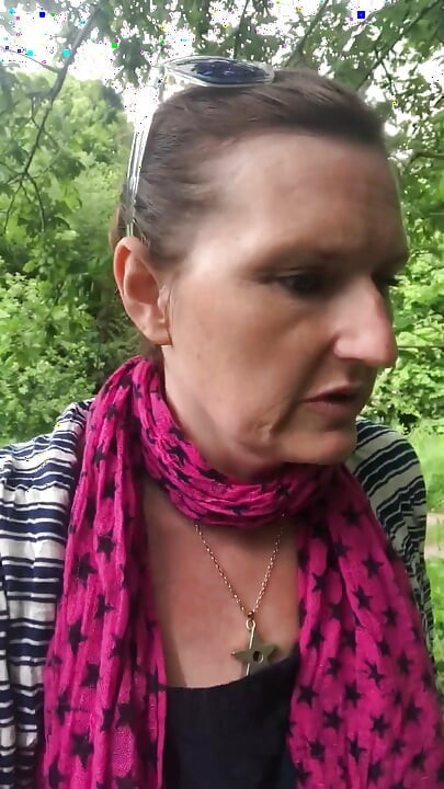 Jugando con las tetas al aire libre mientras caminas al aire libre