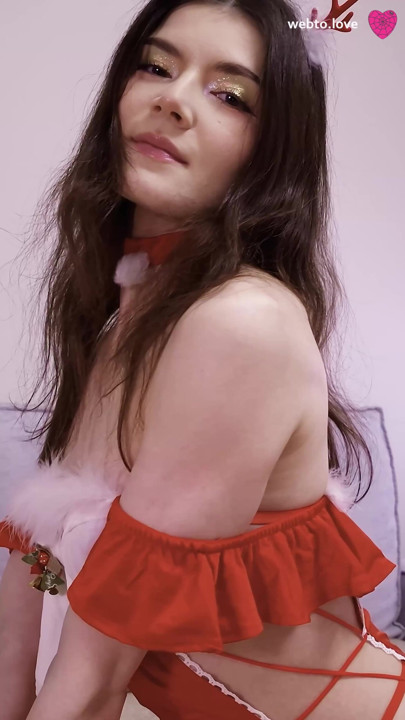 쪼이는 드레스를 입고 뿔을 가진 핫한 창녀는 그녀의 작은 털이 무성한 보지에 자지를 따먹고 엉덩이에 사정하는 열정적인 크리스마스를 가졌습니다.