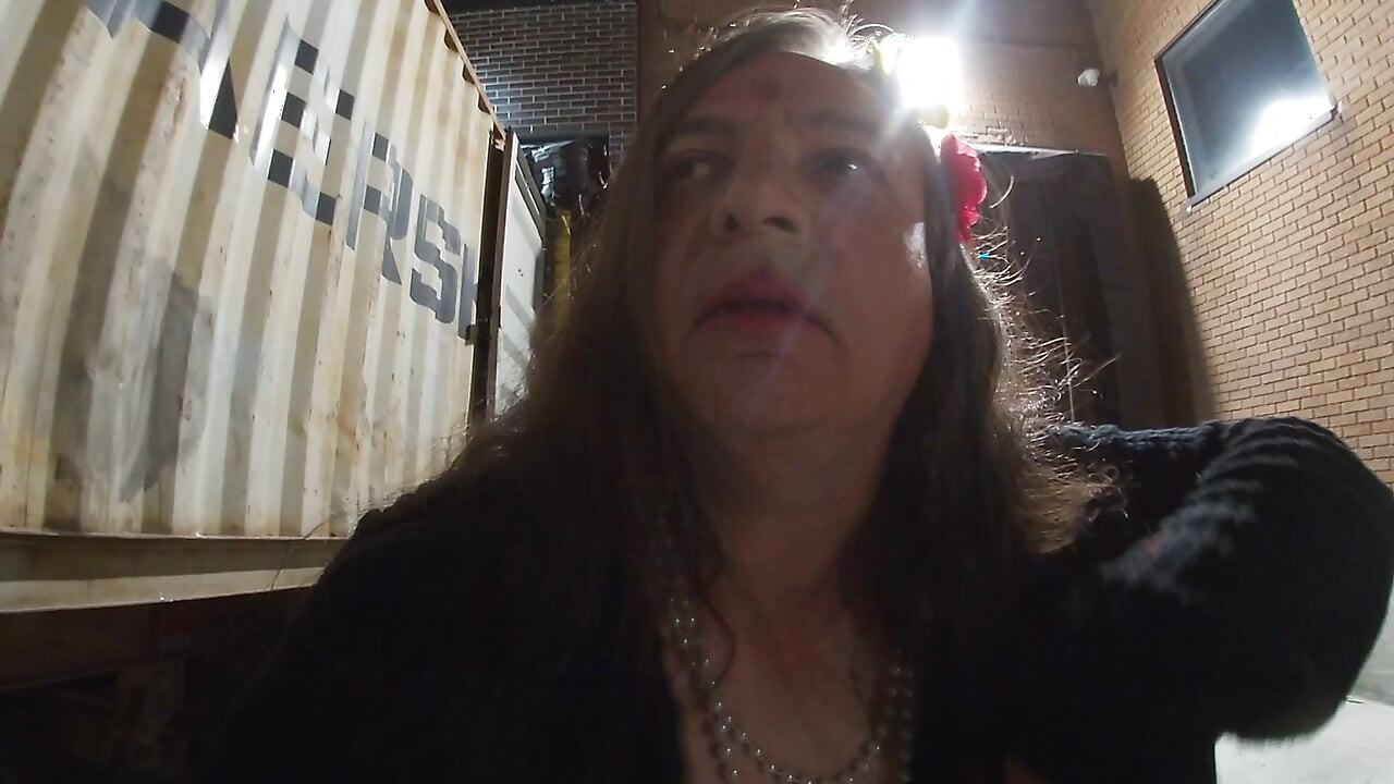 Cachonda vieja mariquita crossdresser está manwhoring en la parada de camiones con la esperanza de tener suerte