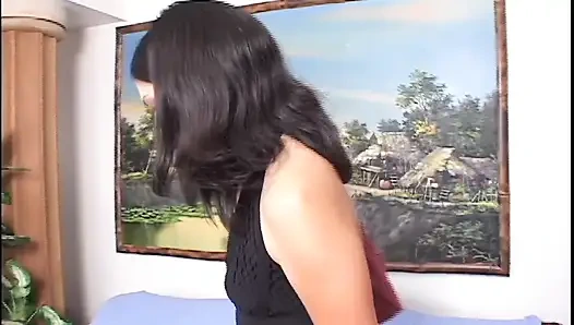 Горячая Camilla играет с секс-игрушкой в первый раз