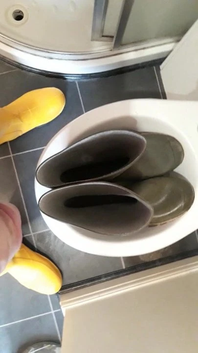 Pissen in mijn goed gebruikte dunlop dee korte groene laarzen