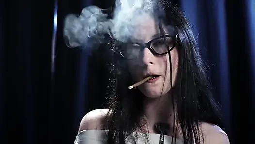 Rauchende verführung - faszinierte dame in weiß. 2 schwarze Zigarette in folge.