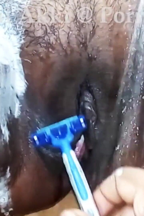 Mature MILF Shaving Her Pussy and Come to Orgasm Black Pussy