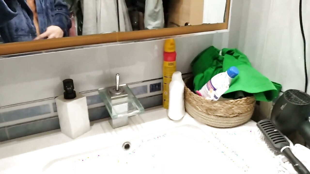 뻑가는 몸과 거대한 자지를 가진 미시 남자가 대박 사정을 풀다!