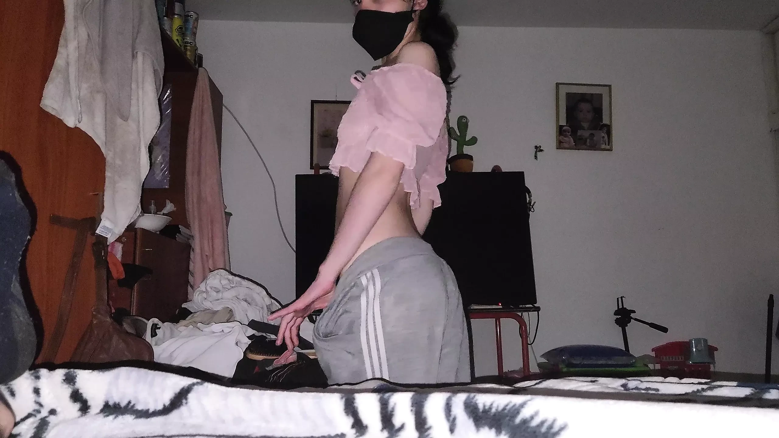 他默默地操他的继妹，所以没有人注意到，她脱光衣服来操她的粉红色阴道