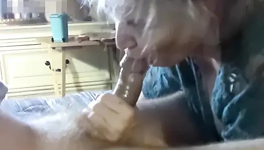 Ateşli iri güzel kadın arkadaşına biraz sakso çekiyor!