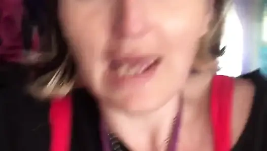 Aku lagi asik kencing di kaki jenjangku