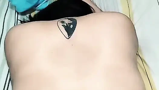 Komşum beni tıkaçla sikiyor ve sonunda götüme boşalıyor