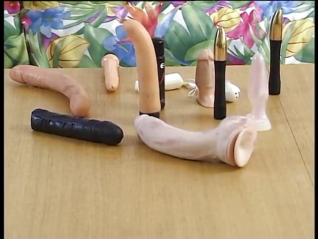 큰 딜도로 면도한 보지를 밀어내며 신음하는 통통한 밀프