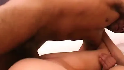 Sarışın orta yaşlı seksi kadın yoğun yatak odasında büyük zenci yarağını yutuyor